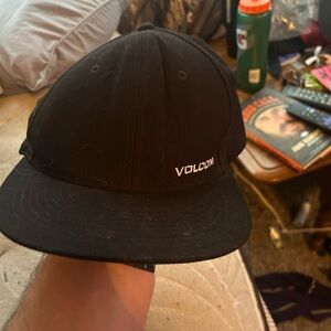 Volcom script stretch fit flat bill hat
